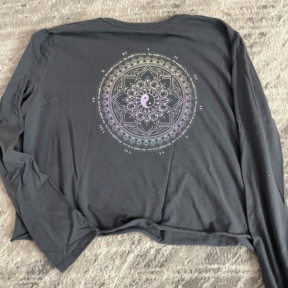 Size medium crop too long sleeve ying Yang